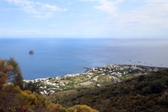 Blick auf die Ortschaft Stromboli vom Panorama-Höhenweg auf Stromboli