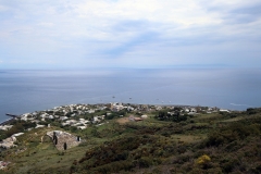 Blick auf die Ortschaft Stromboli vom Panorama-Höhenweg auf Stromboli