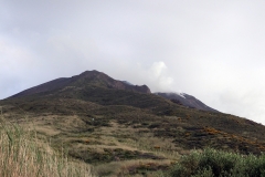 Blick auf die dampfenden Gipfelkrater des Stromboli