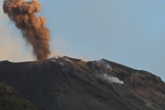 Eruption mit erkennbarem Lapilliauswurf am Stromboli