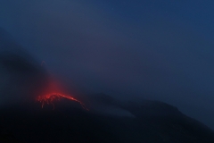 Eruption am Stromboli verschwindet fast hinter den Wolken