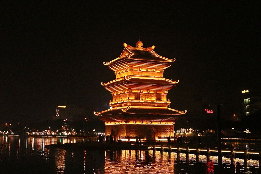 Der Turm der Vier Grazien spiegelte sich auf der Oberfläche des Ky Lan Sees