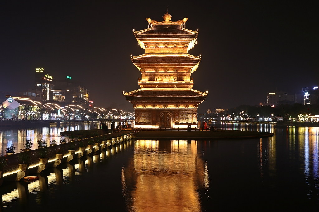 Der Turm der Vier Grazien spiegelte sich auf der Oberfläche des Ky Lan Sees