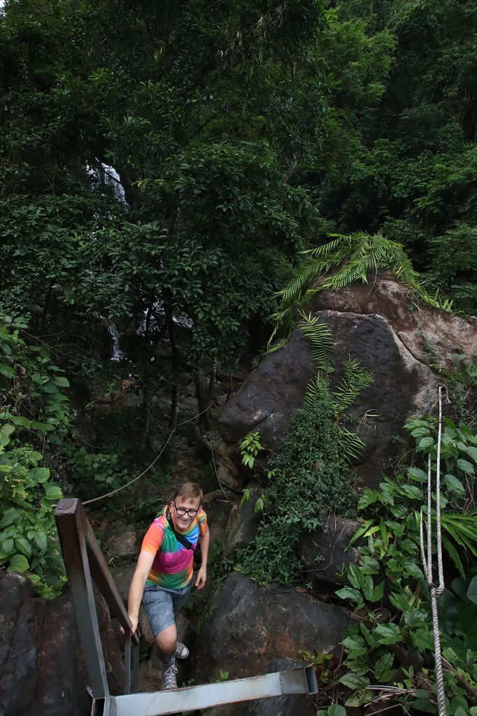 Abstieg zum Gio-Wasserfall im Phong Nha-Ke Bang-Nationalpark