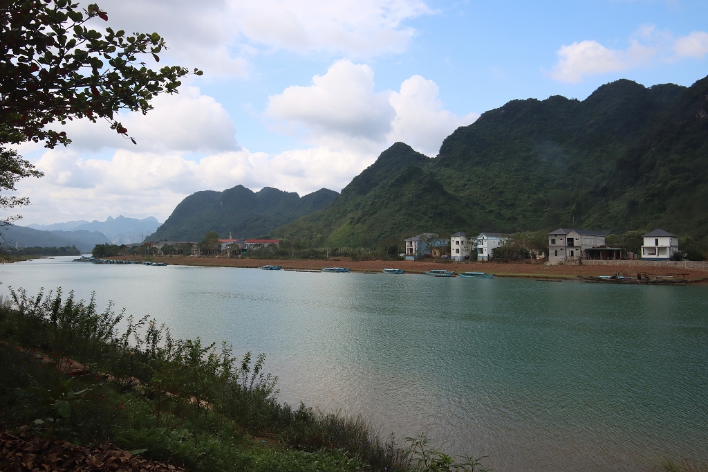 Der smaragdgrüne Son-Fluss (Sông Son) in Phong Nha