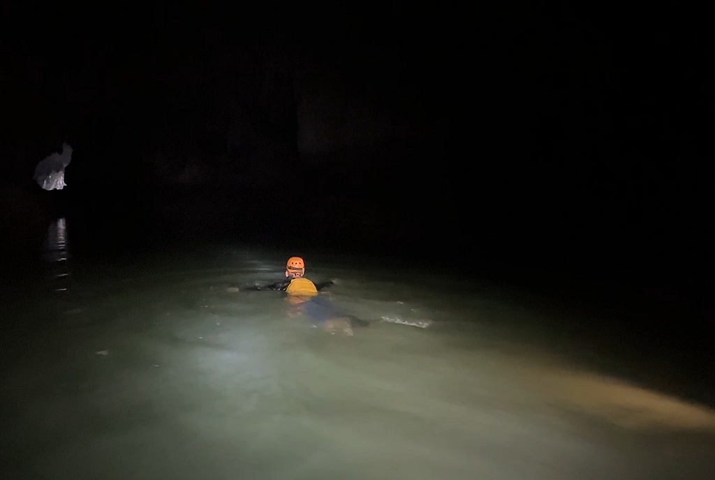 Zeit für eine Schwimmeinlage in der Ken Cave