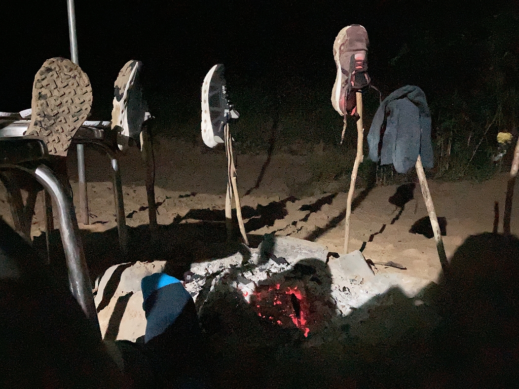 Schuhe trocknen am Lagerfeuer