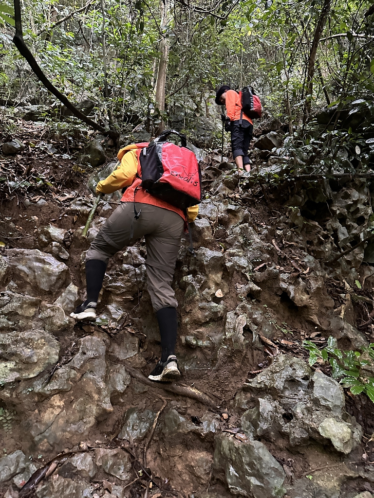 Steiler Anstieg über die scharfen Felsen