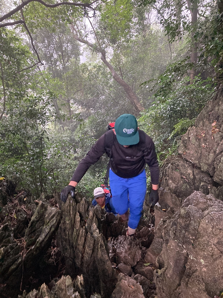 Steiler Anstieg über die scharfen Felsen