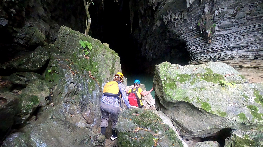 Erkundung der Ken Cave 