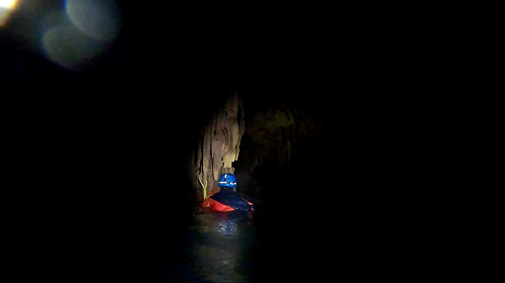 Schwimmpassage durch die Kim Cave