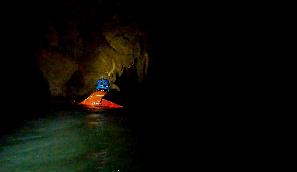 Schwimmpassage durch die Kim Cave