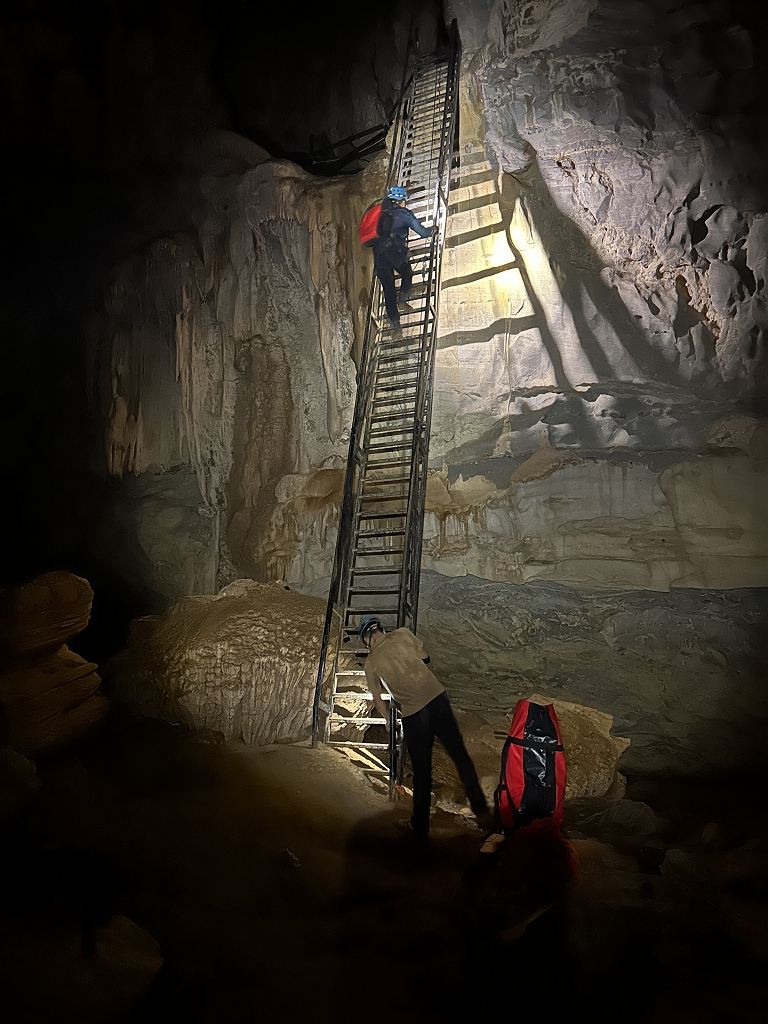 Metallleiterpassage in der Hung Ton Höhle