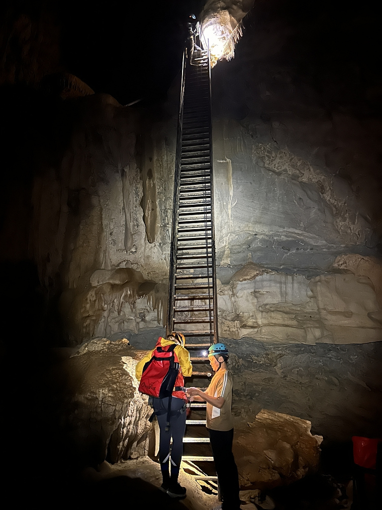 Metallleiterpassage in der Hung Ton Höhle