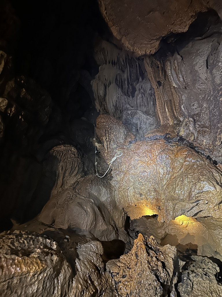 Zu Fuß erkunden wir die Tu Lan Höhle