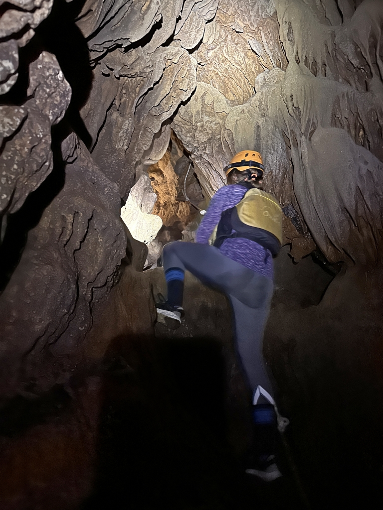 Zu Fuß erkunden wir die Tu Lan Höhle