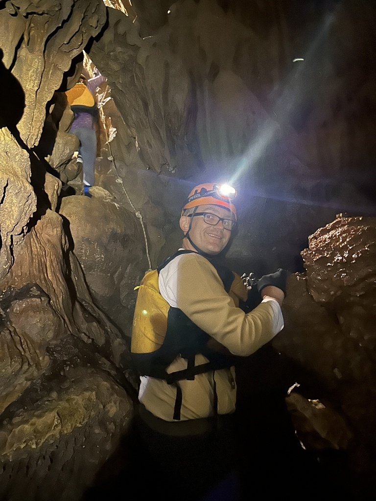 Zu Fuß erkunden wir die Tu Lan Höhle