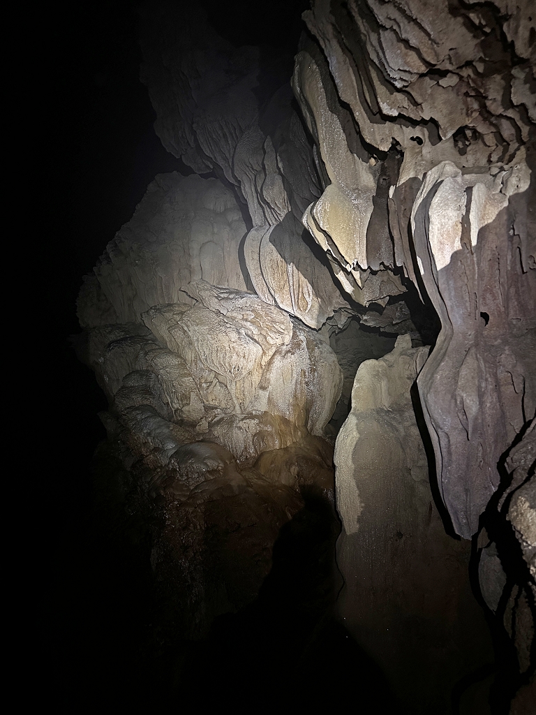 Zu Fuß erkunden wir die Tu Lan Höhle