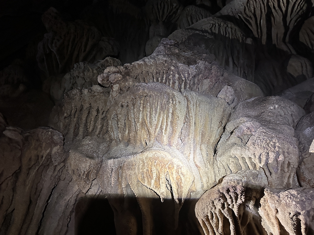 Zu Fuß erkunden wir die Tu Lan Höhle