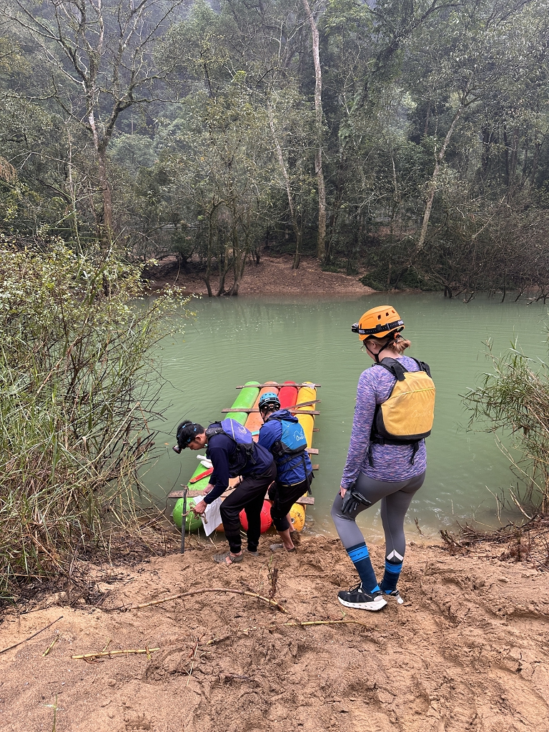 Und los geht es zur ersten Höhlenerkundung des heutigen Tages