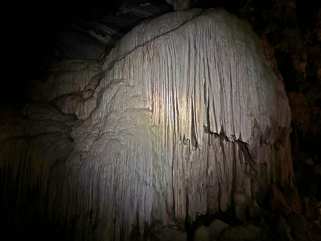 Tropfsteine in der Tu Lan Höhle