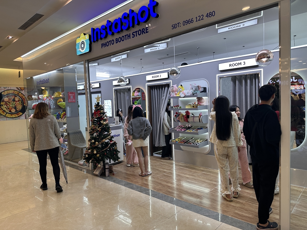 Place to be der Jugend in Vietnam: Fotoboxen inkl. Accessoires für das insta-Foto