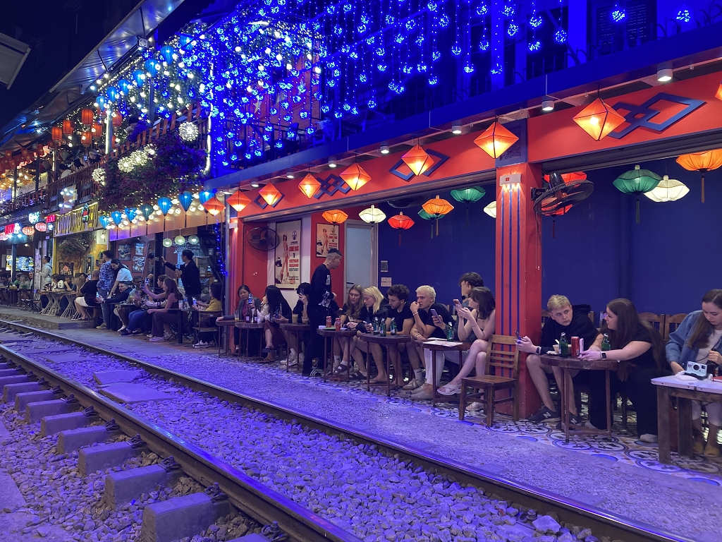 Warten auf die Durchfahrt des Zuges in der Hanoi Train Street