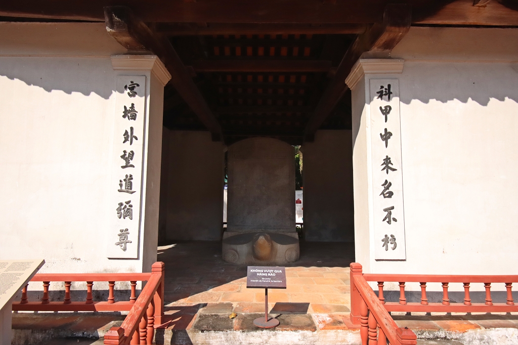 Stelenhof im Literaturtempel