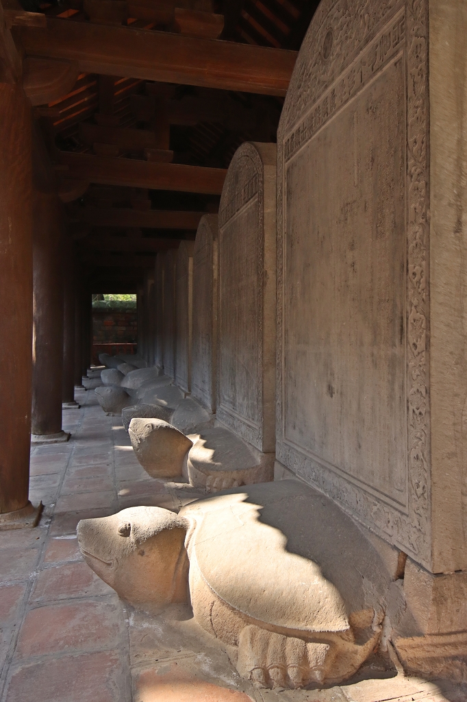Jede Stele steht auf dem Rücken einer Schildkröte, welche Kraft und ein langes Leben verkörpert