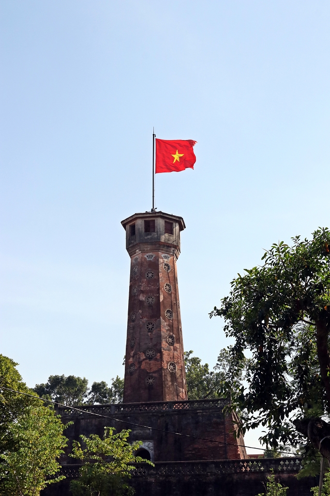 Flaggenturm in Hanoi