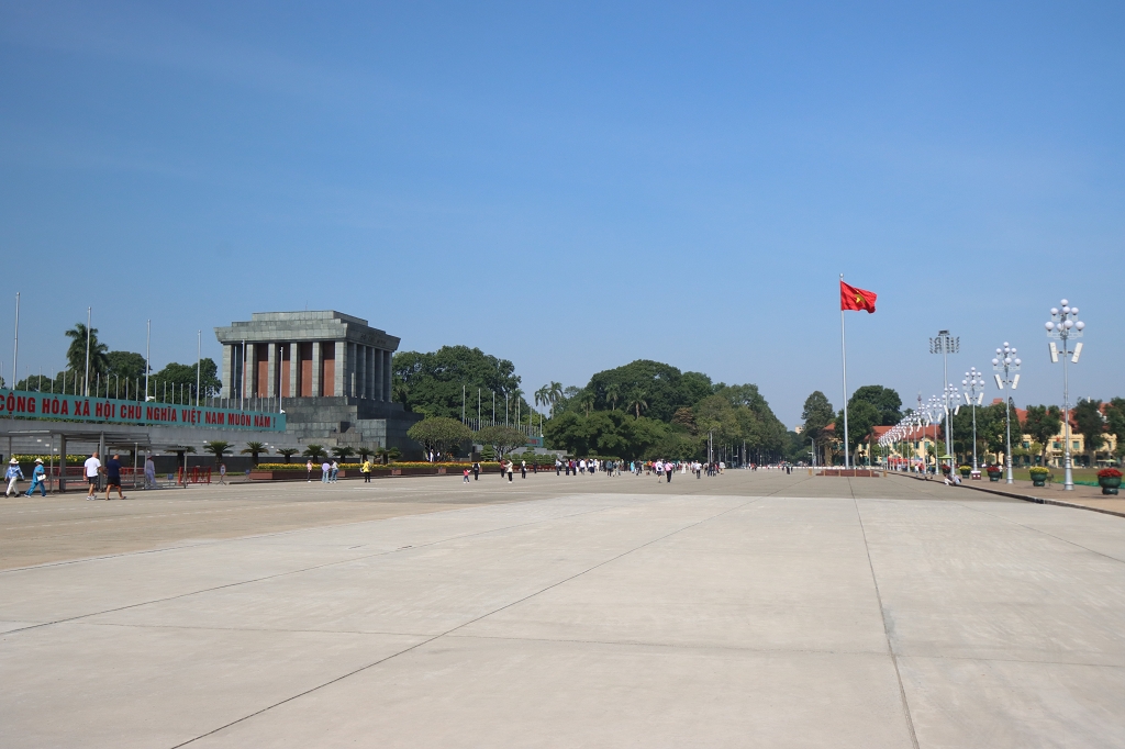 großer Platz vor dem Ho Chi Minh Mausoleum in Hanoi