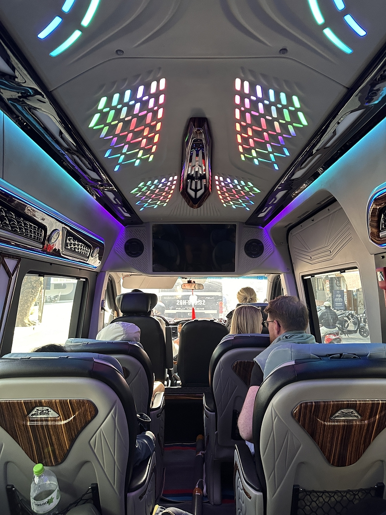 Im Minibus nach Halong