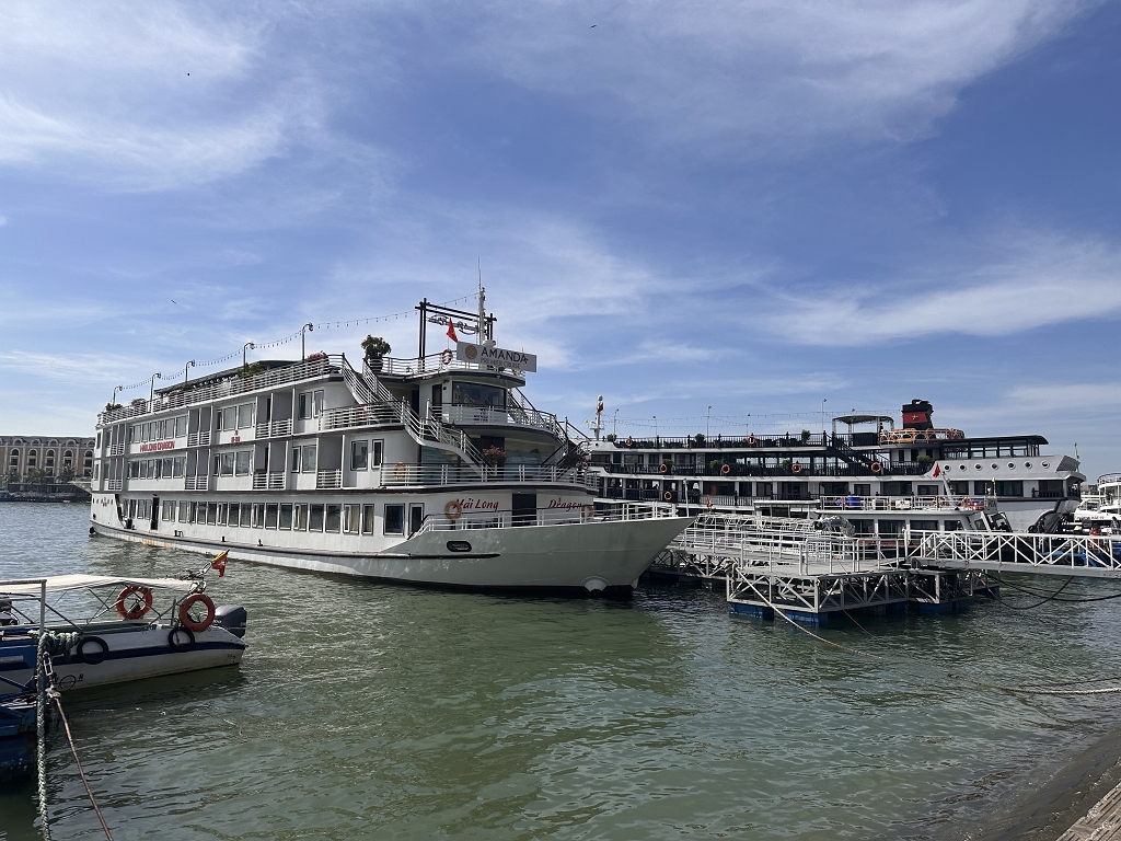 Warten am Hafen von Halong