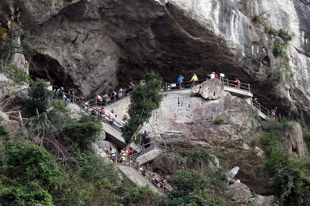 Schlange stehen an der Sung Sot Höhle