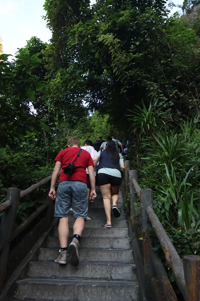 Aufstieg zum Eingang der Sung Sot Höhle