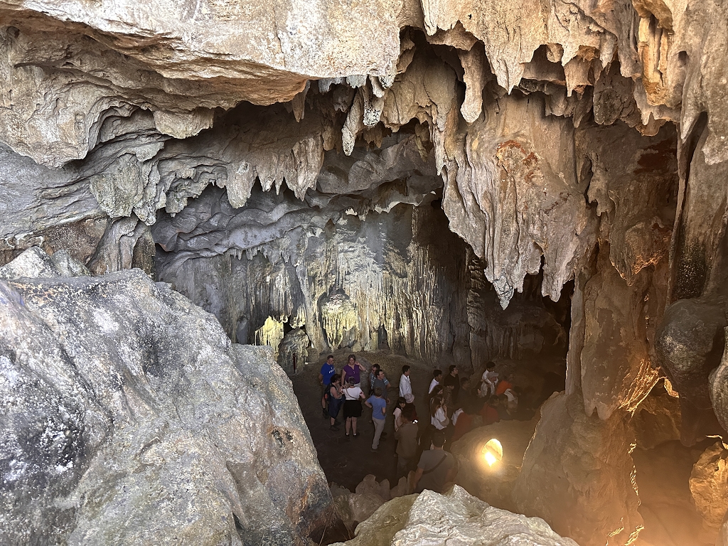 Eingang der Sung Sot Höhle