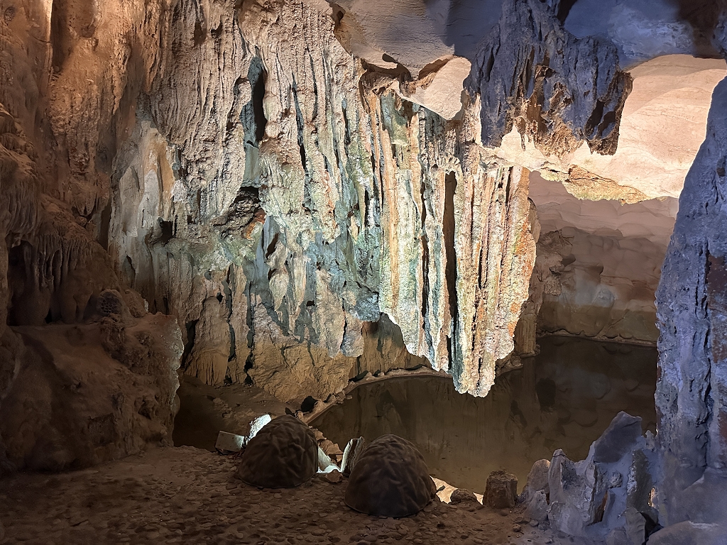 Tropfsteine in der Sung Sot Höhle
