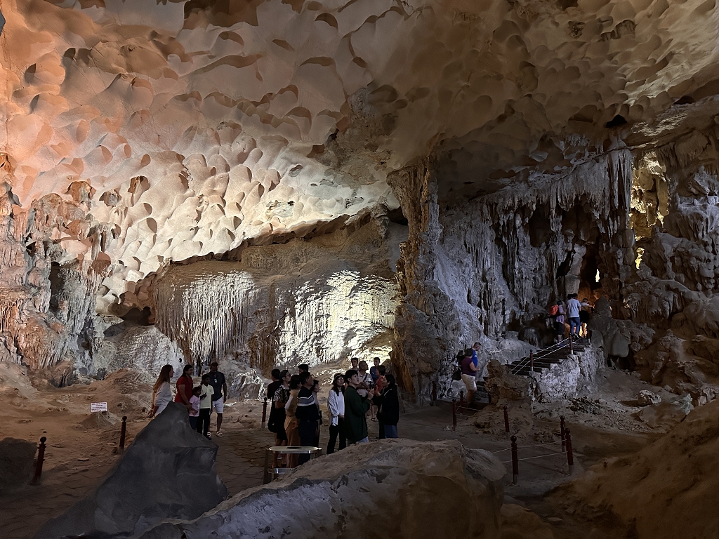 Tropfsteine in der Sung Sot Höhle