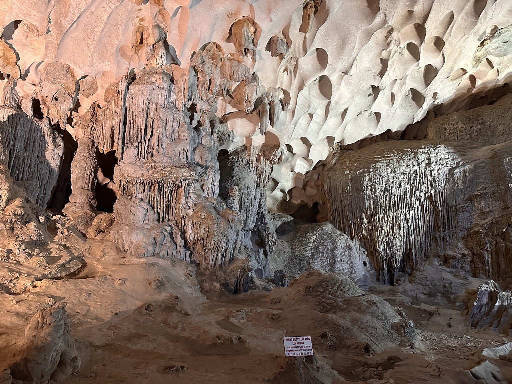 Tropfsteine in der Sung Sot Höhle
