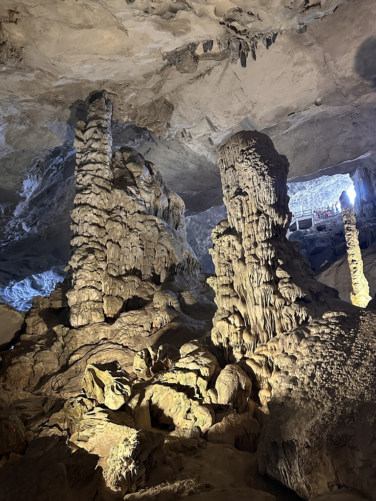 Tropfsteine in der Sung Sot Höhle