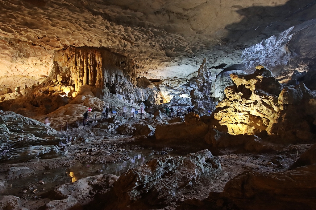 Zweite Kammer mit Süßwassersee in der Sung Sot Höhle