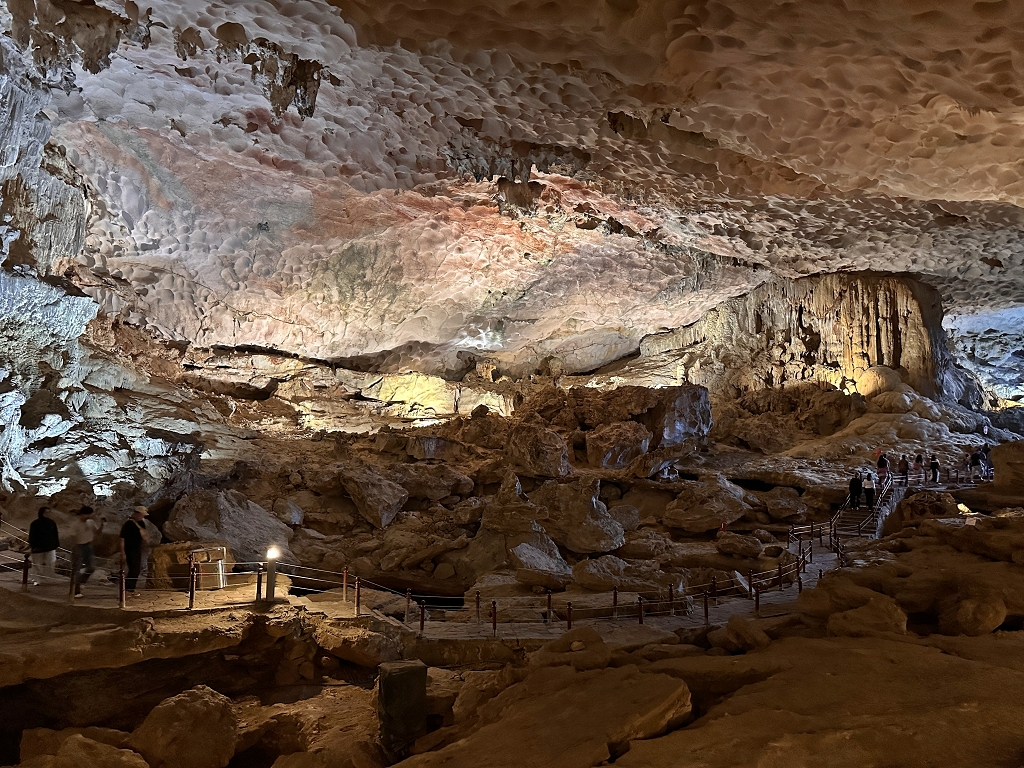 Tropfsteine in der Sung Sot Höhle