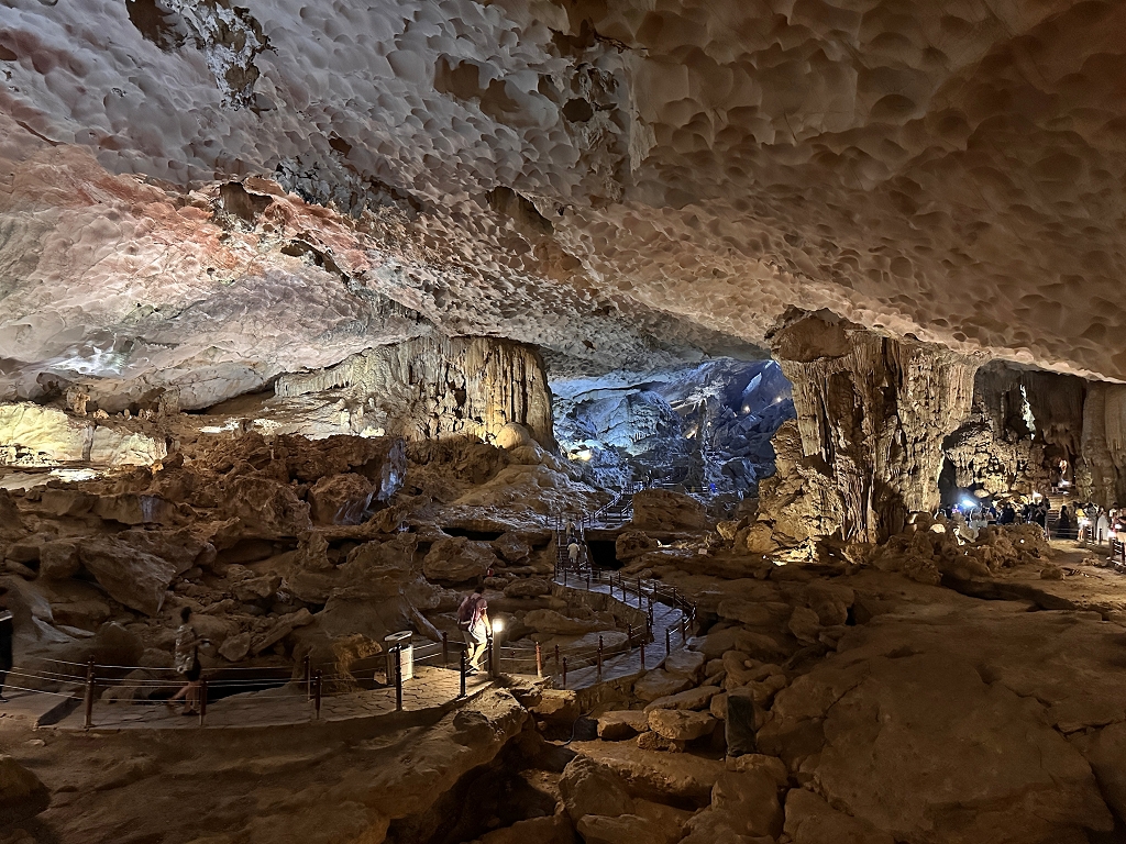 Tropfsteine in der Sung Sot Höhle