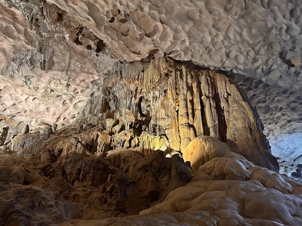 Tropfsteine in der Sung Sot Höhle