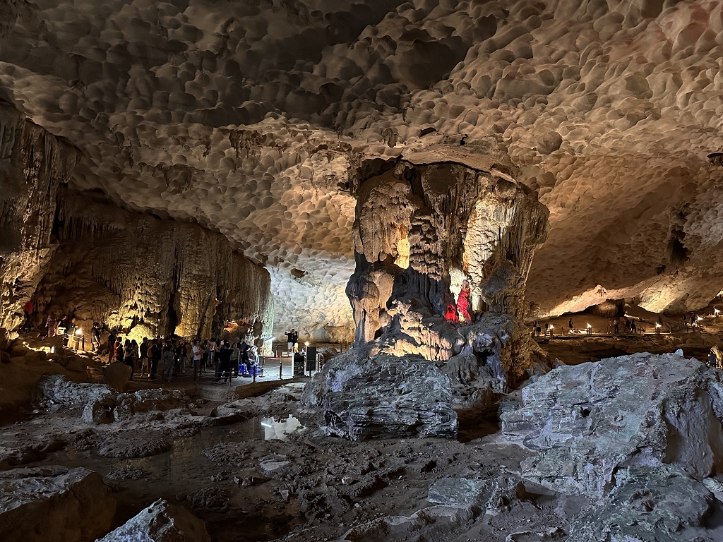 Tropfsteine in der Sung Sot Höhle