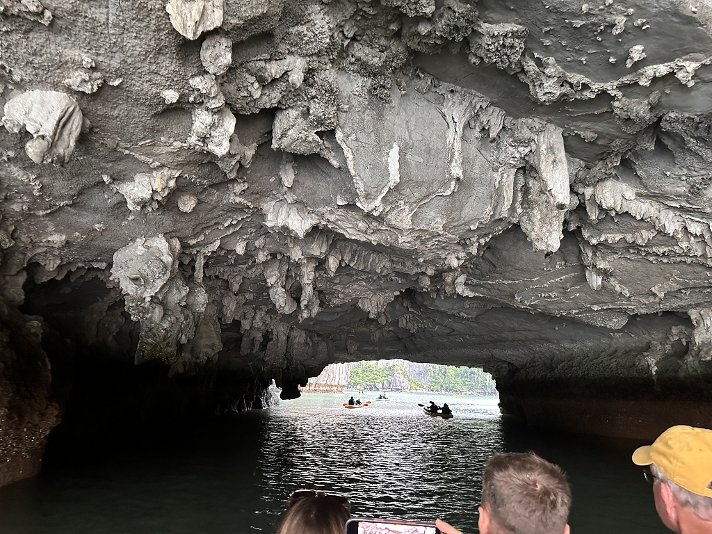 Fahrt in die Luon-Höhle