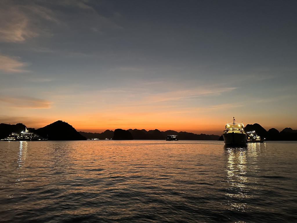 Sonnenuntergang in der Halongbucht