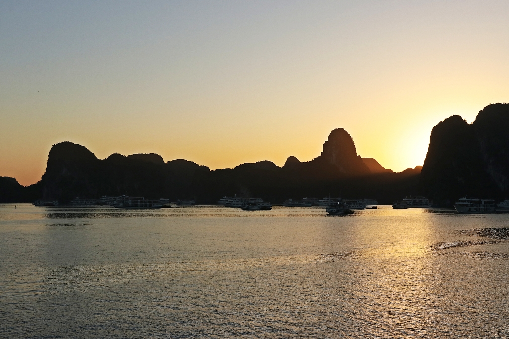 Sonnenaufgang in der Halongbucht