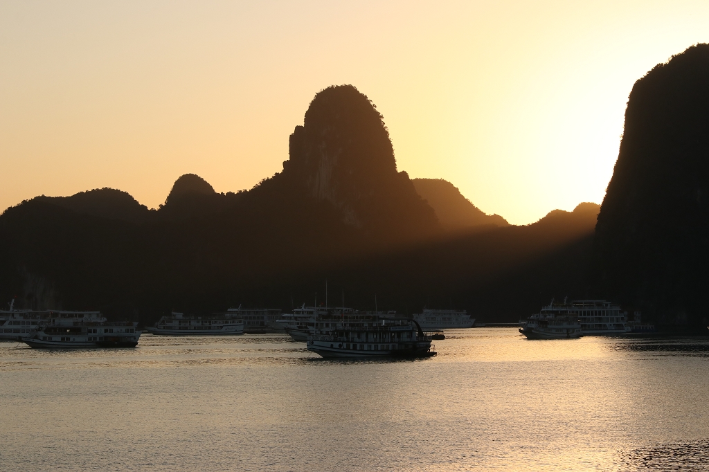 Sonnenaufgang in der Halongbucht