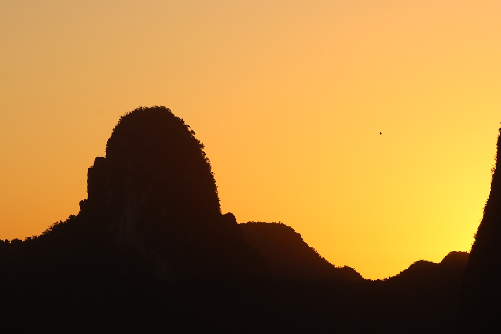 Sonnenaufgang in der Halongbucht